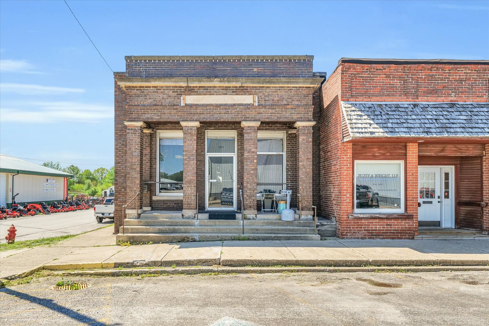 121 S East Avenue Property Photo 2