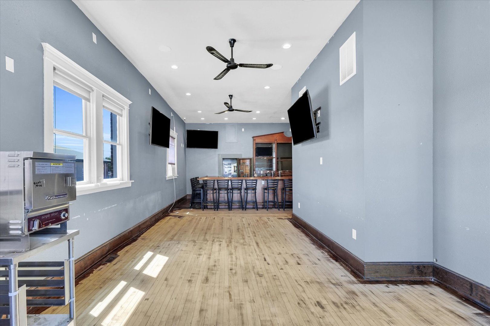 121 S East Avenue Property Photo 3