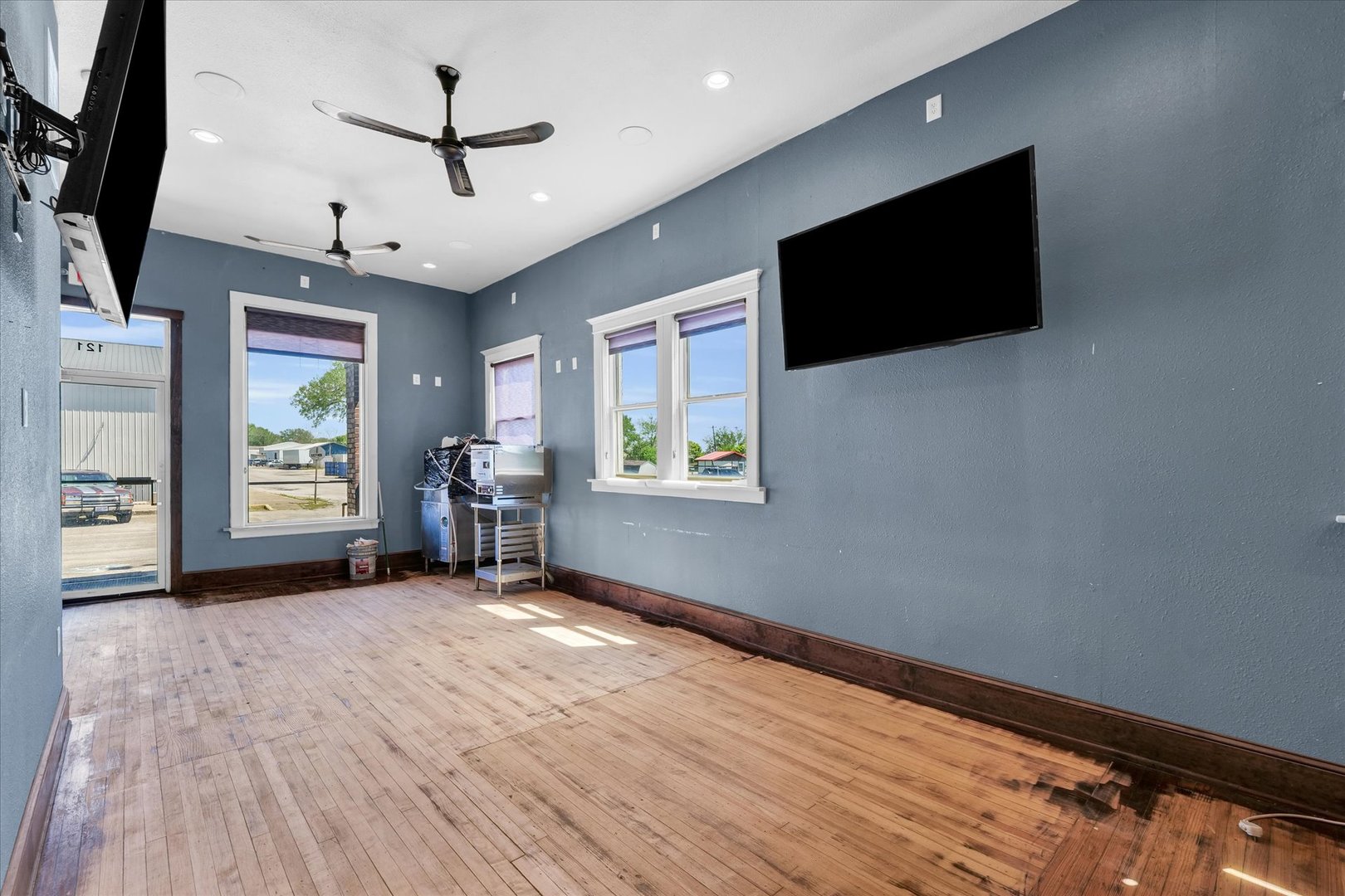 121 S East Avenue Property Photo 4