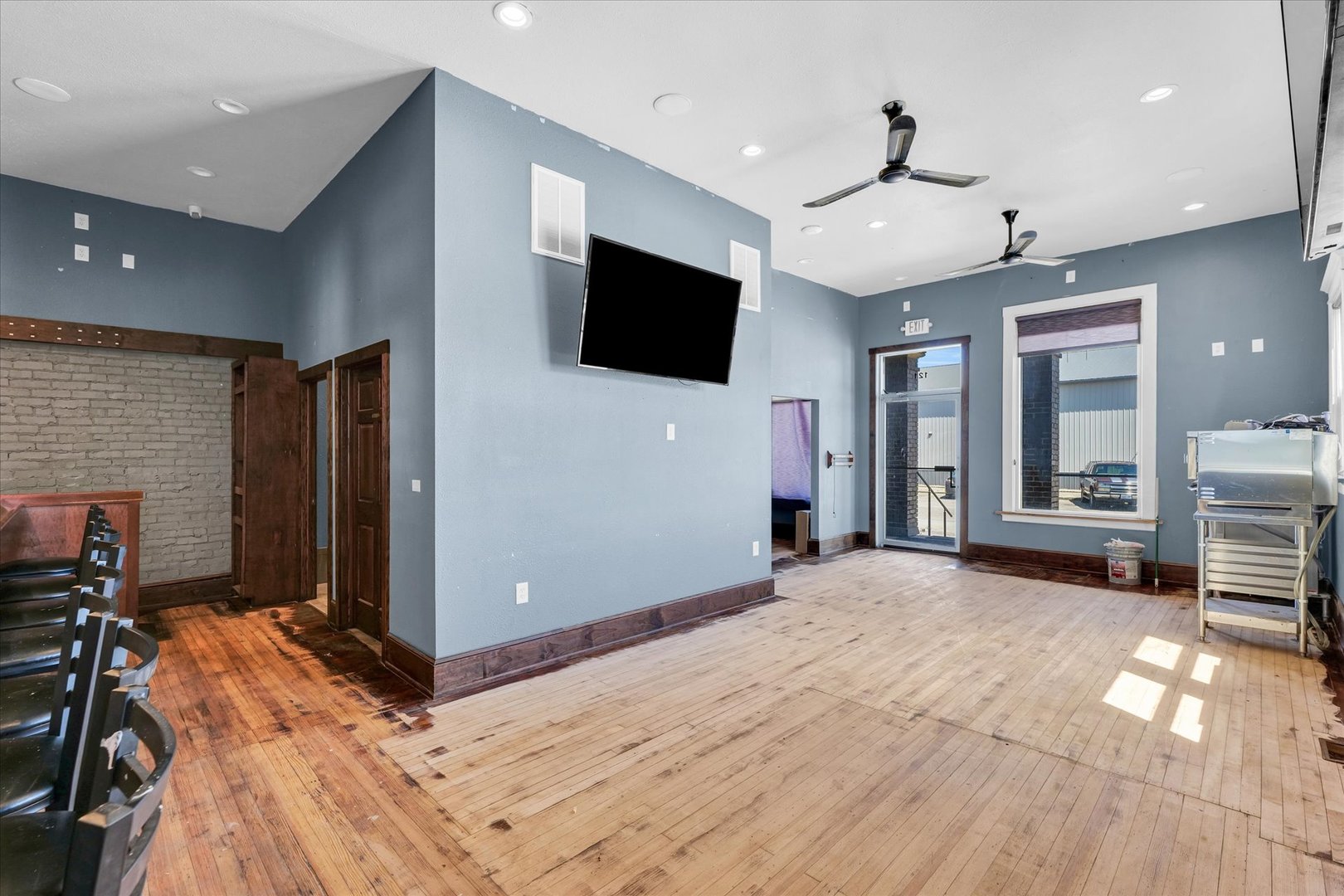 121 S East Avenue Property Photo 6