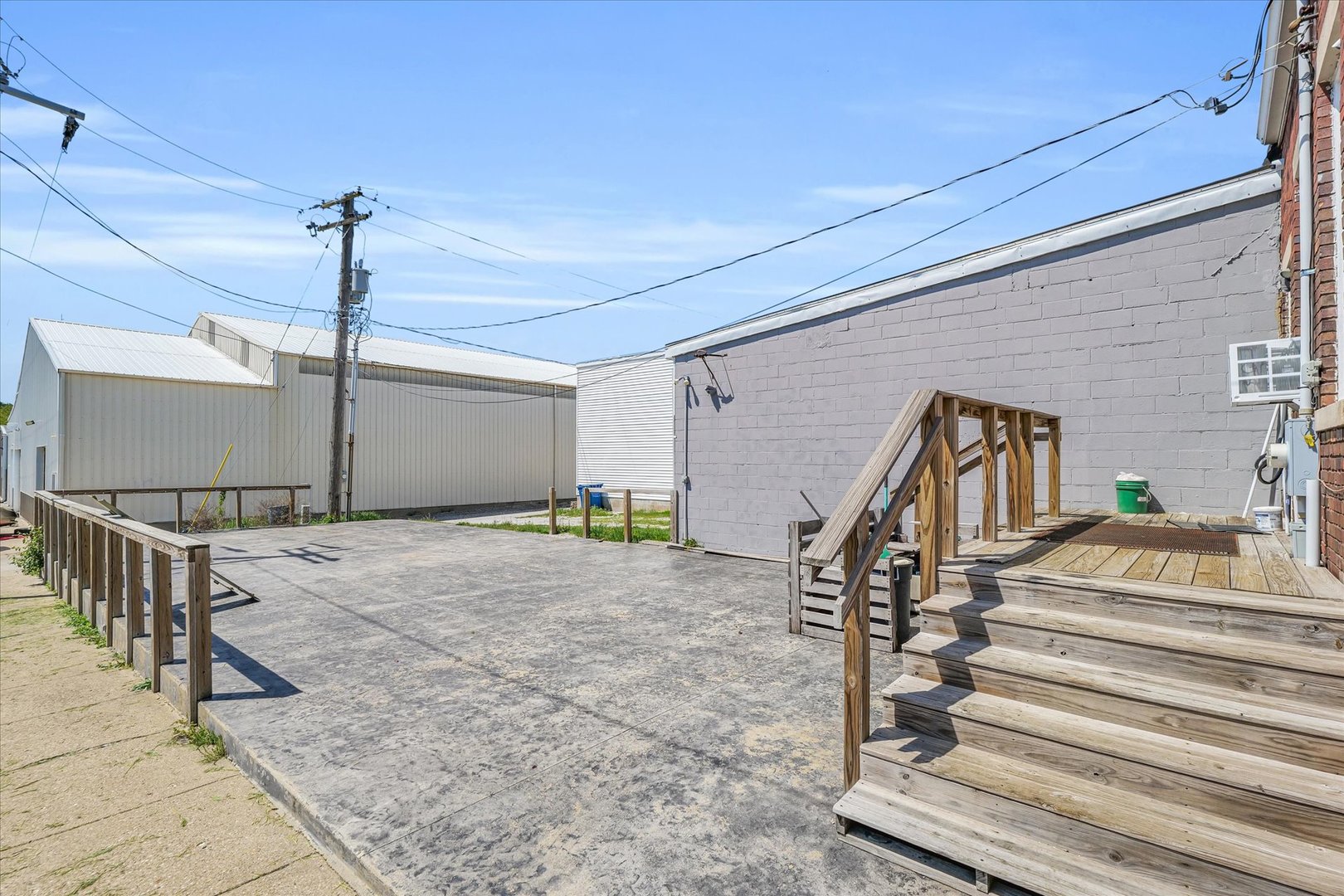 121 S East Avenue Property Photo 19