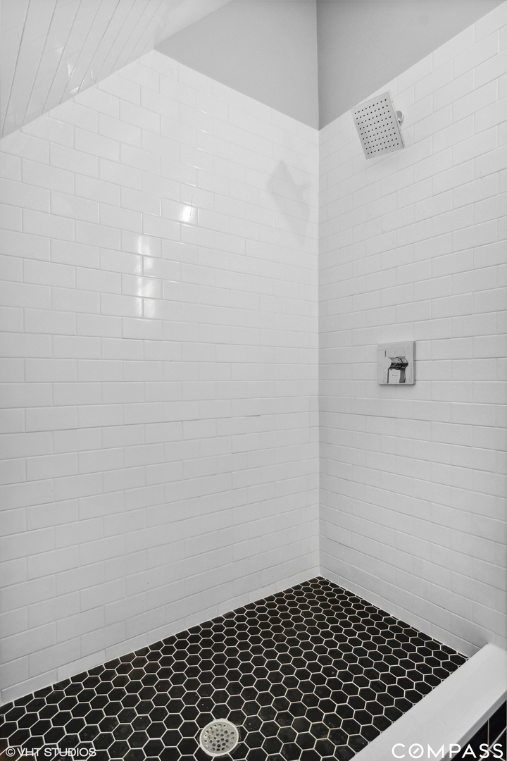 1138 W Wellington Avenue Property Photo 31