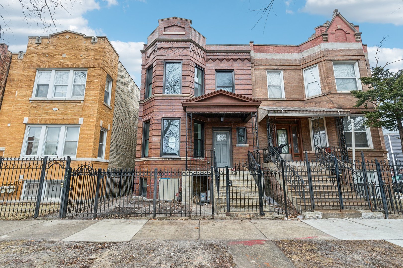 1454 N Avers Avenue Property Photo 1