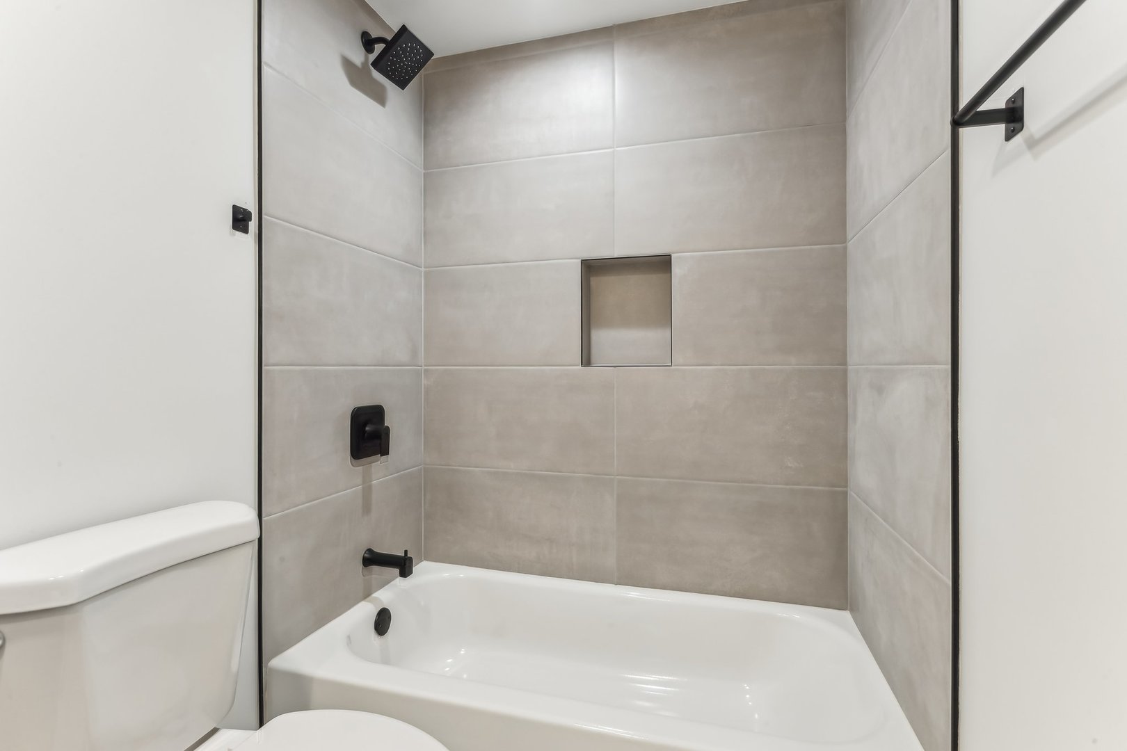 1454 N Avers Avenue Property Photo 23