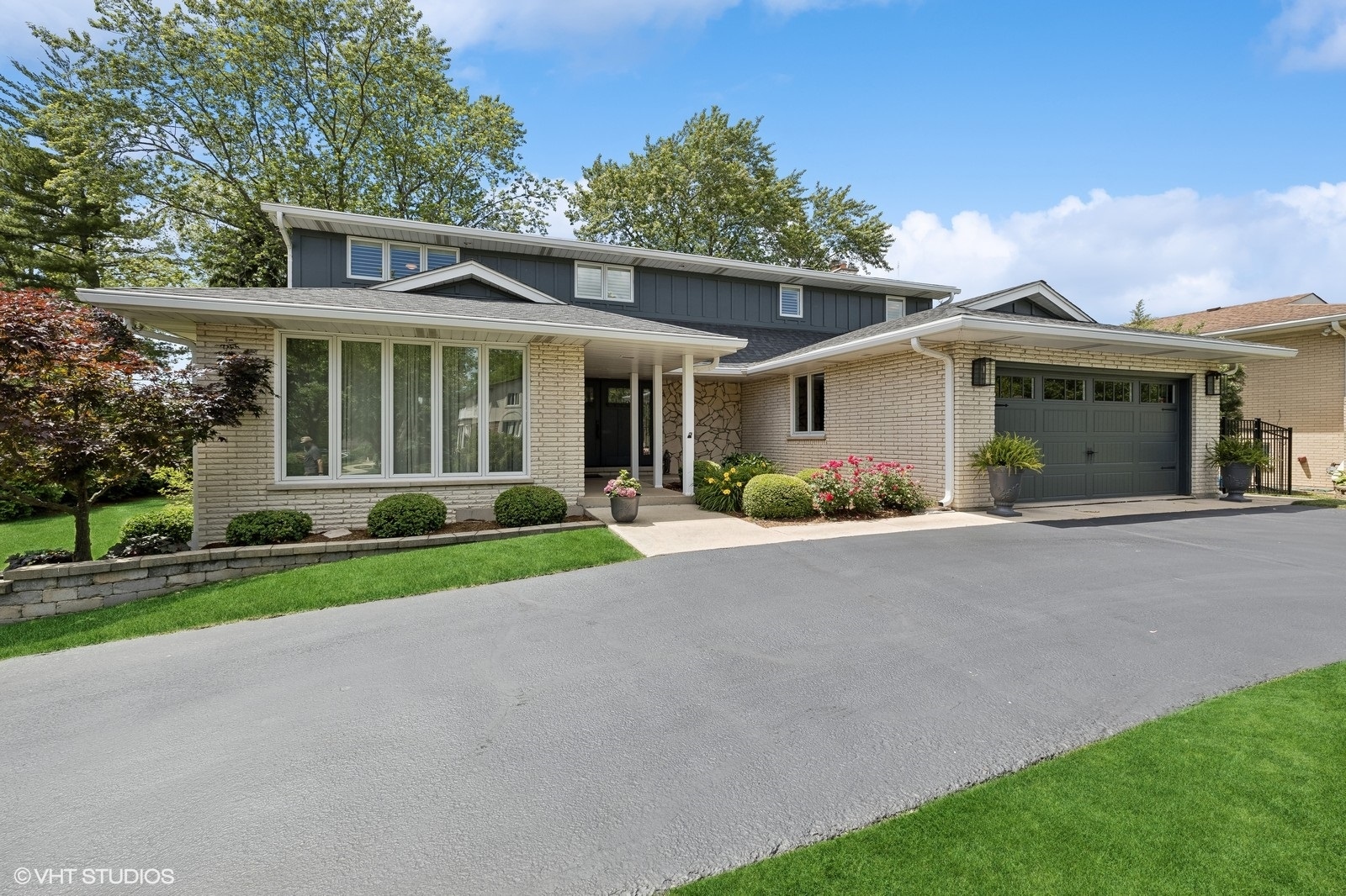 2s630 Avenue Chateaux E Avenue Chateaux E Property Photo
