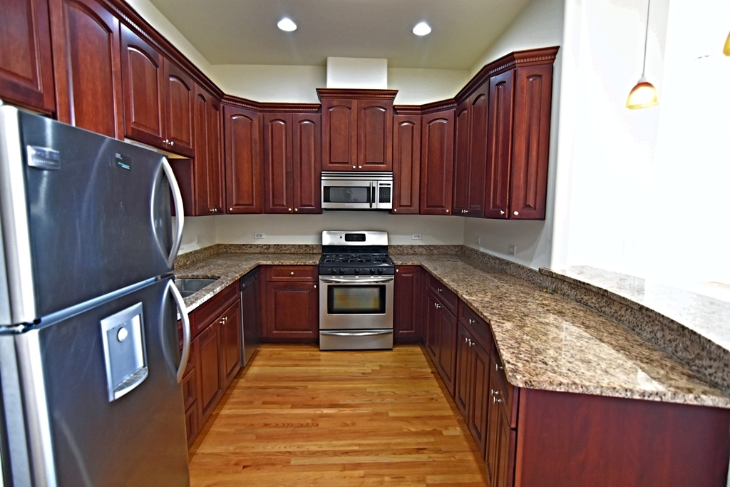 5140 N Clark Street Property Photo 5