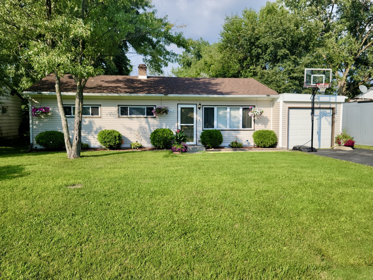 16613 Wedgewood Avenue Property Photo 1