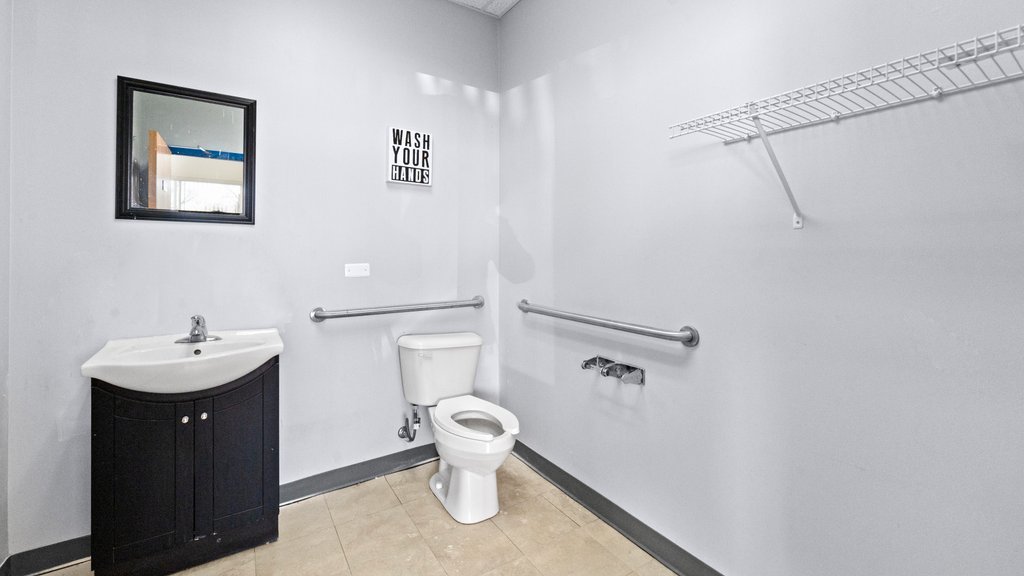1187 N Farnsworth Avenue 103 Property Photo 5