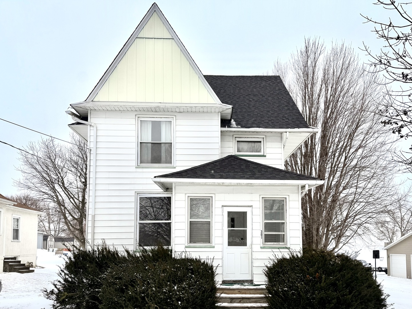 301 E Van Buren Street Property Photo