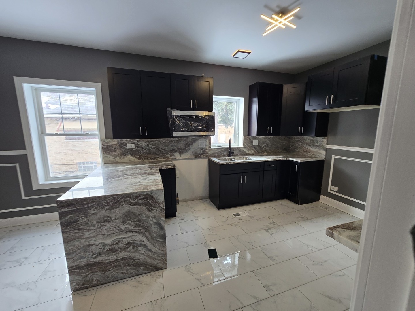 2040 W Garfield Boulevard Property Photo 6