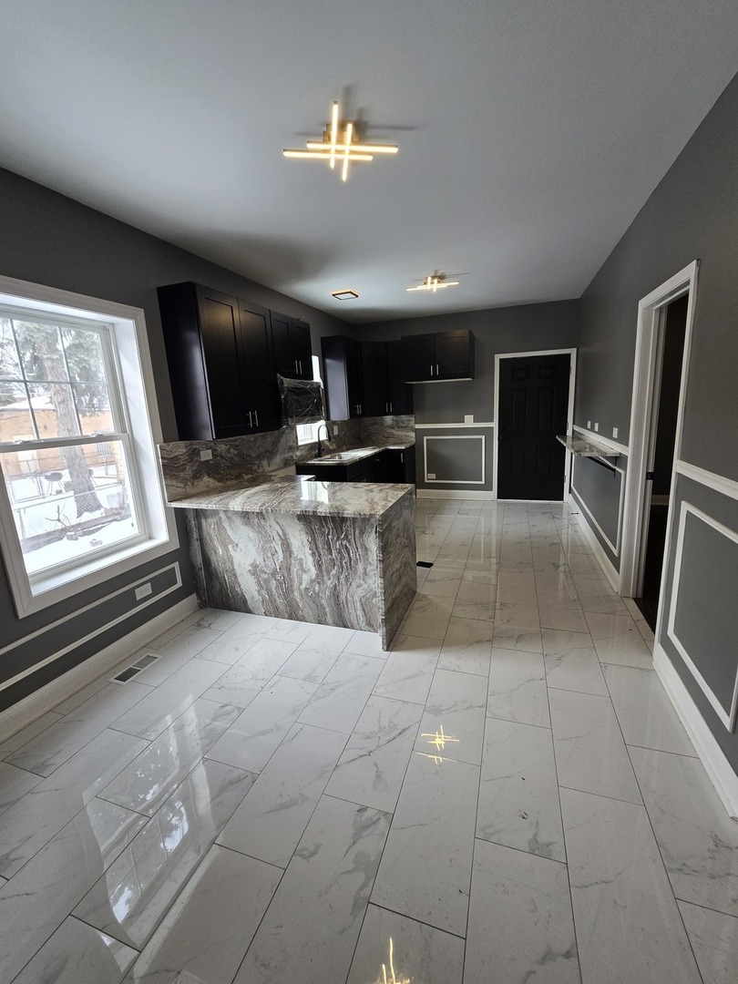 2040 W Garfield Boulevard Property Photo 7