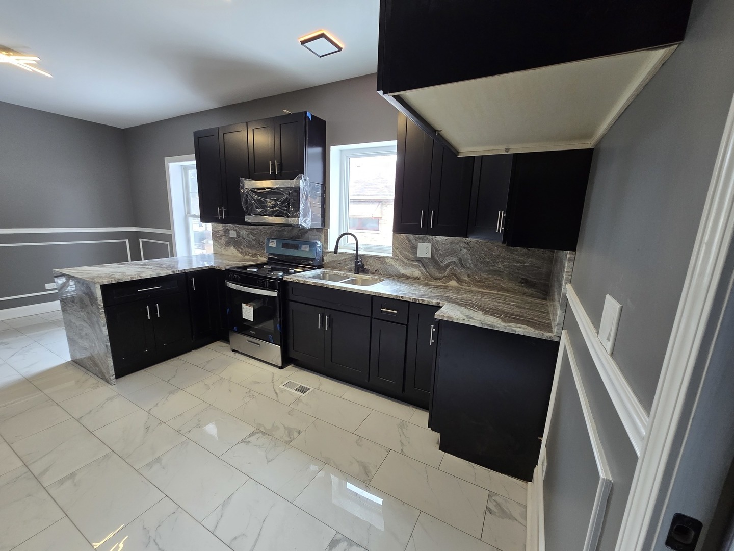 2040 W Garfield Boulevard Property Photo 8