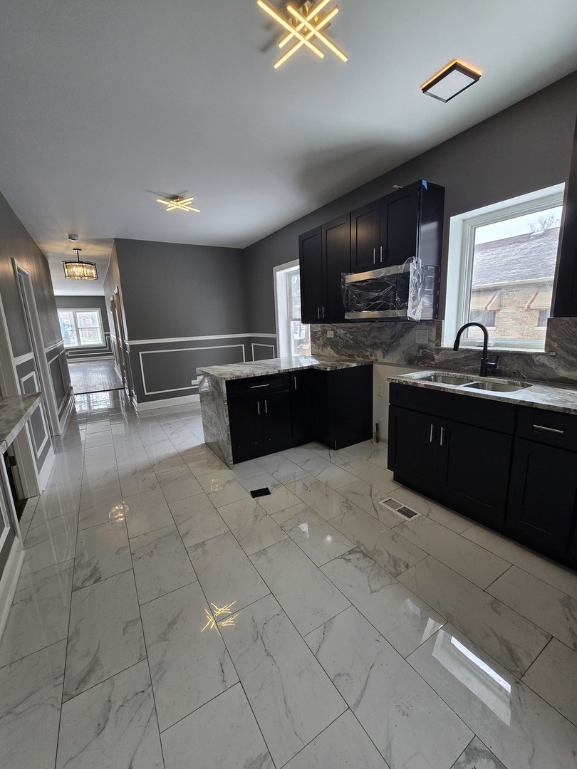 2040 W Garfield Boulevard Property Photo 10