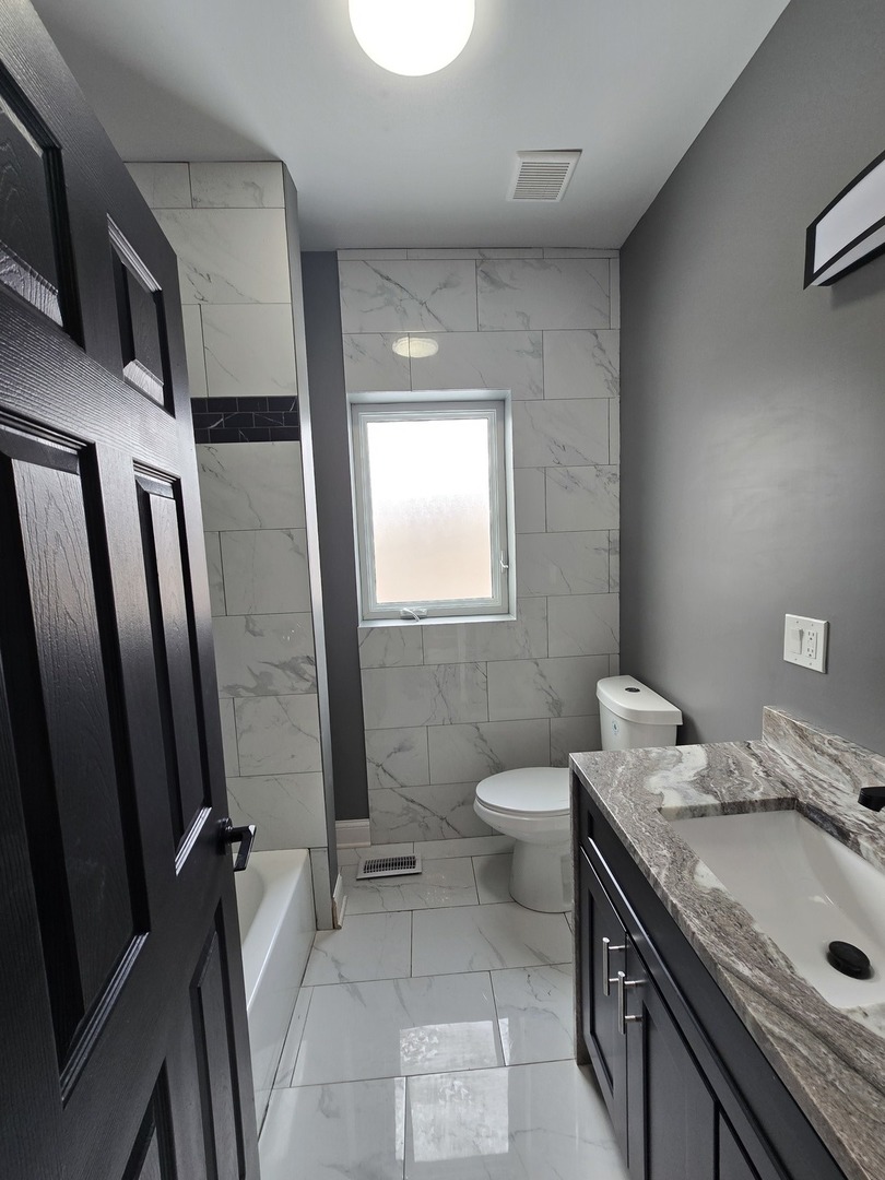 2040 W Garfield Boulevard Property Photo 15
