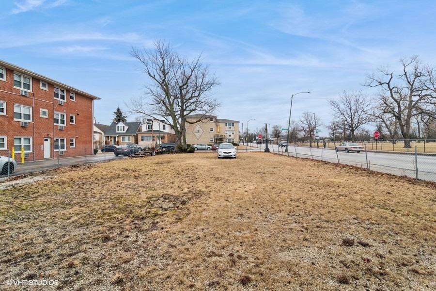 6519 W Addison Street Property Photo 4
