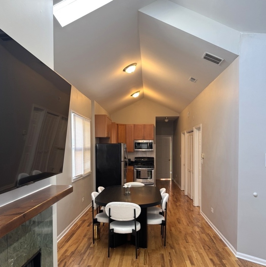 1445 W Walton Street 3 Property Photo 2
