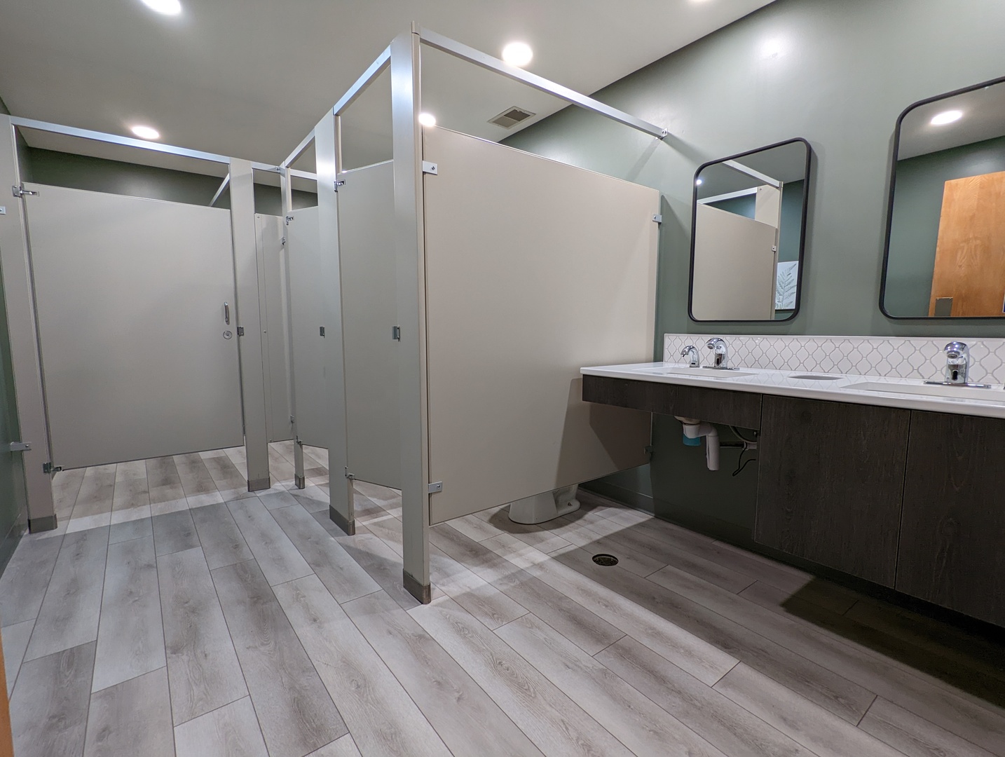 1600 E Lincoln Highway 12 Property Photo 6