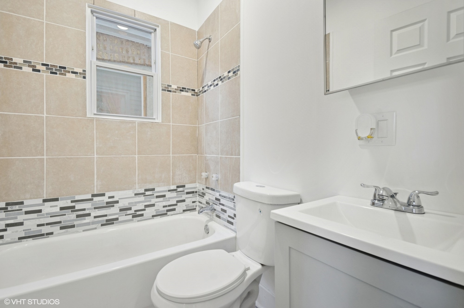 7049 S Damen Avenue Property Photo 3