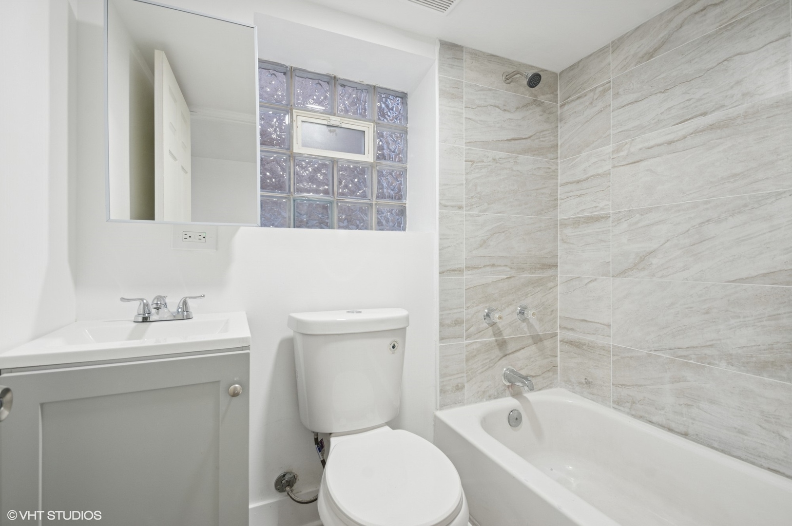7049 S Damen Avenue Property Photo 4