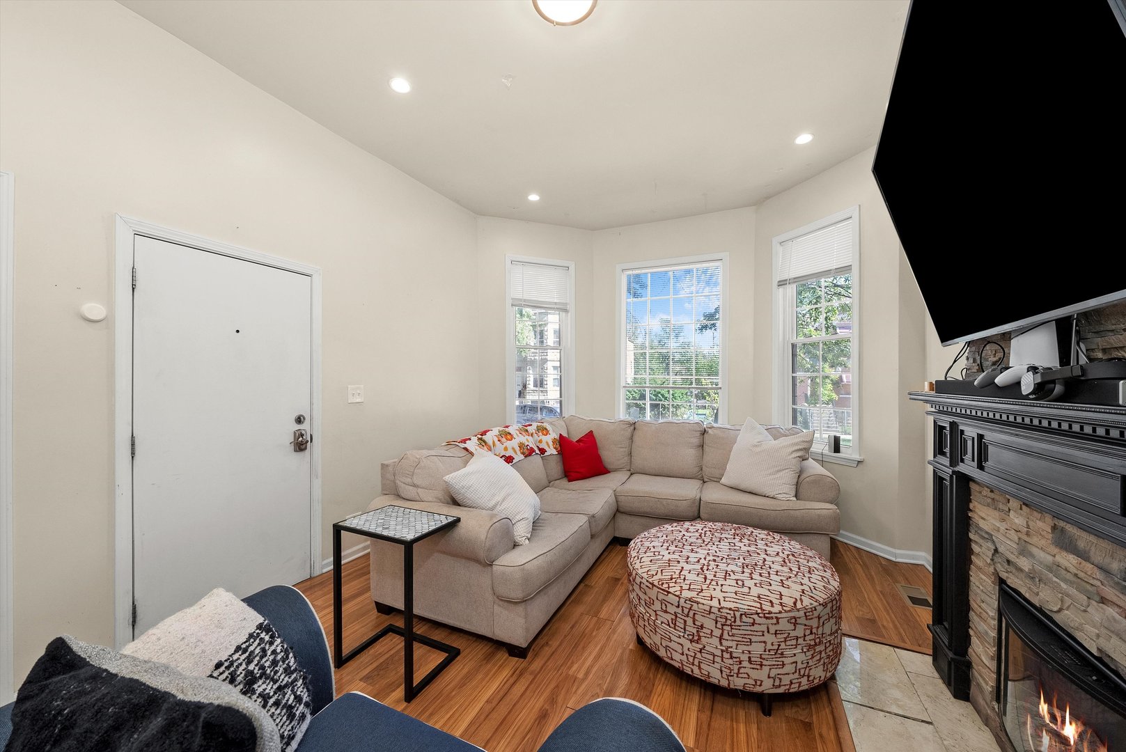 1812 S Hamlin Avenue Property Photo 4