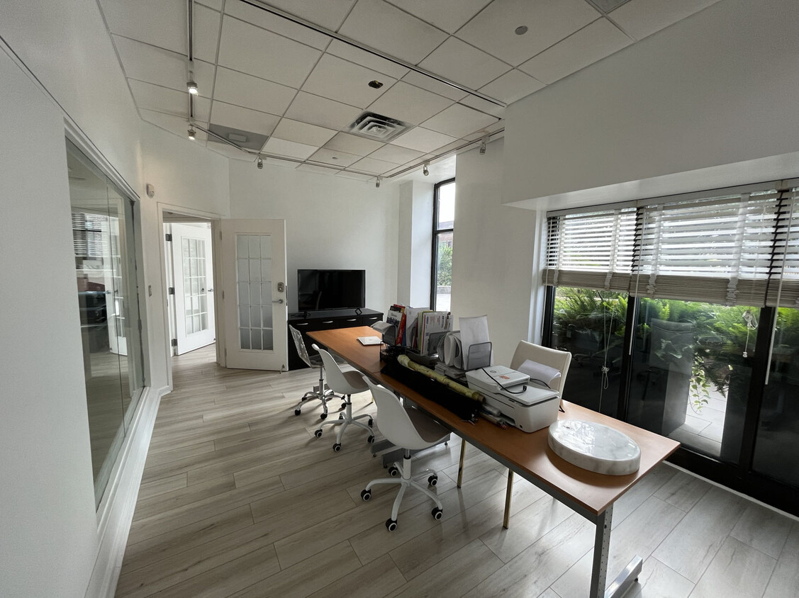 325 N Desplaines Street Property Photo 8