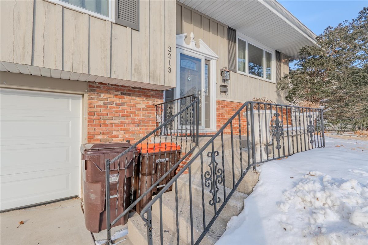 3213 W Birkshire Drive Property Photo 2