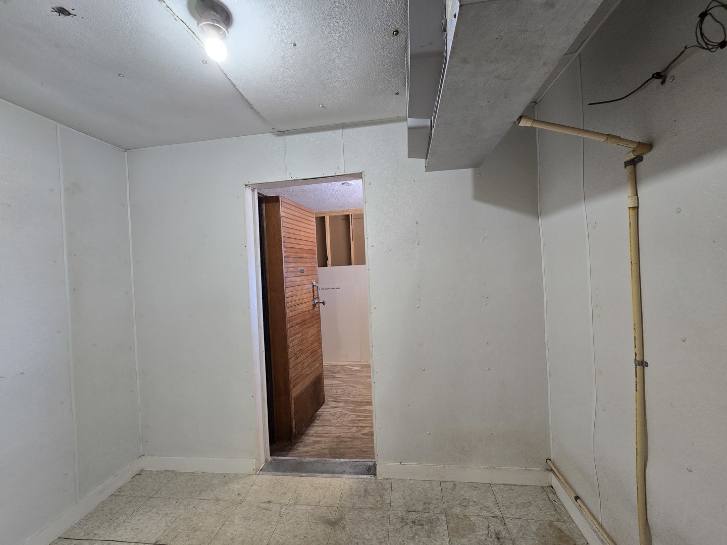 610 S Division Avenue Property Photo 18
