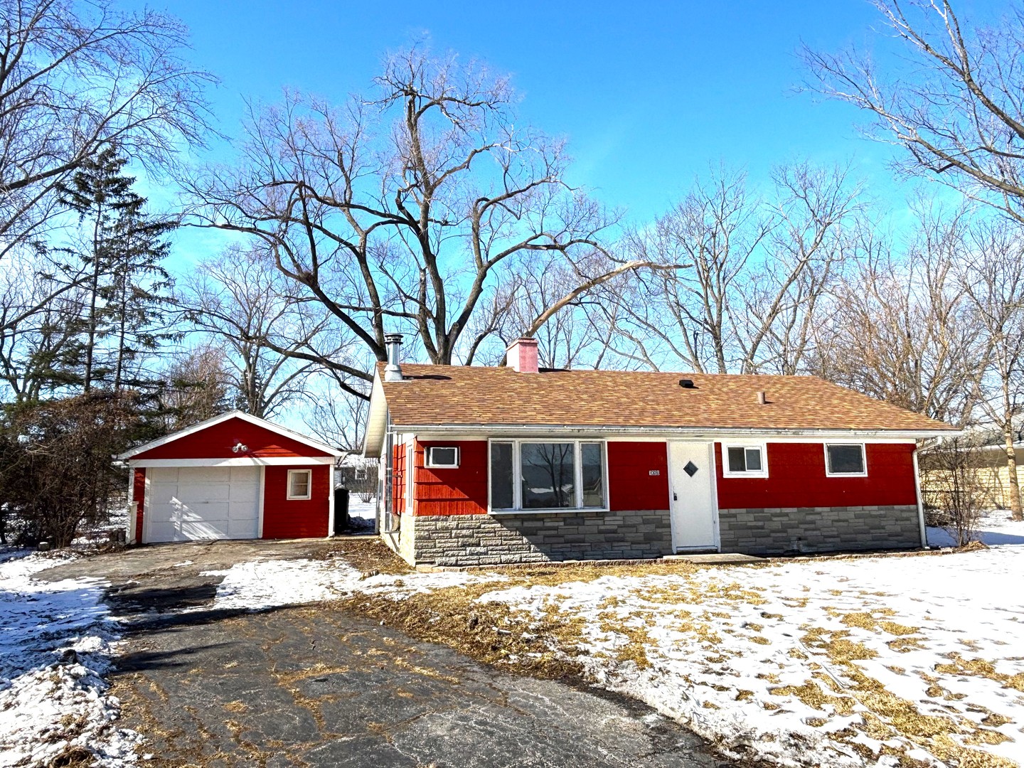 1320 S Wayside Drive Property Photo