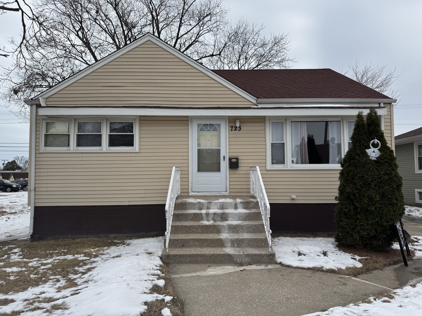 723 Greenbay Avenue Property Photo 1