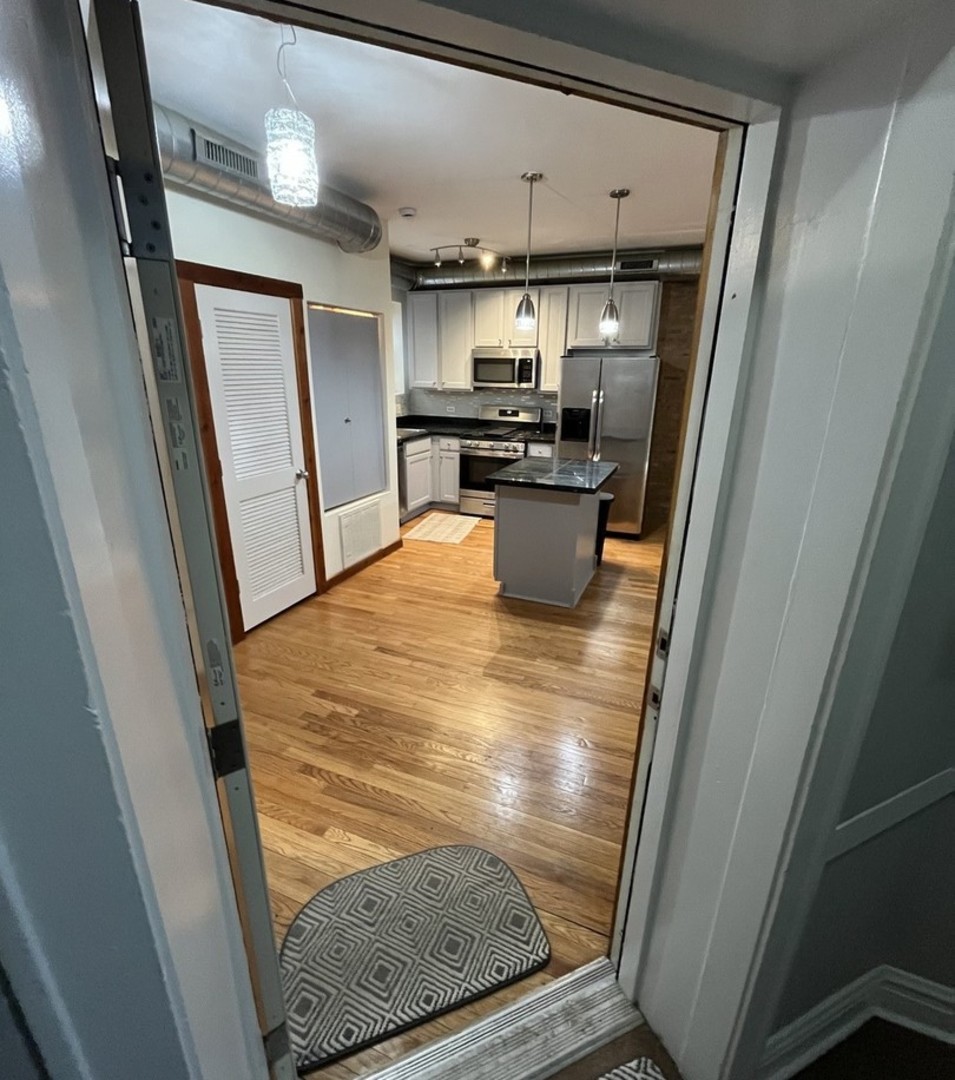 1635 W Pratt Boulevard 2n Property Photo 3