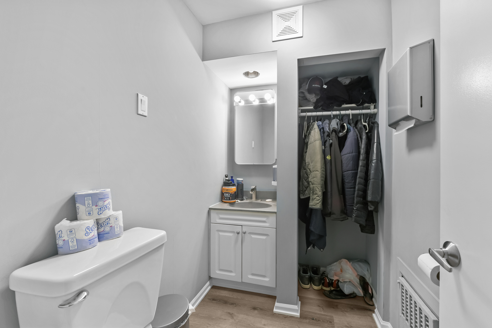 7124 W Higgins Avenue Property Photo 12