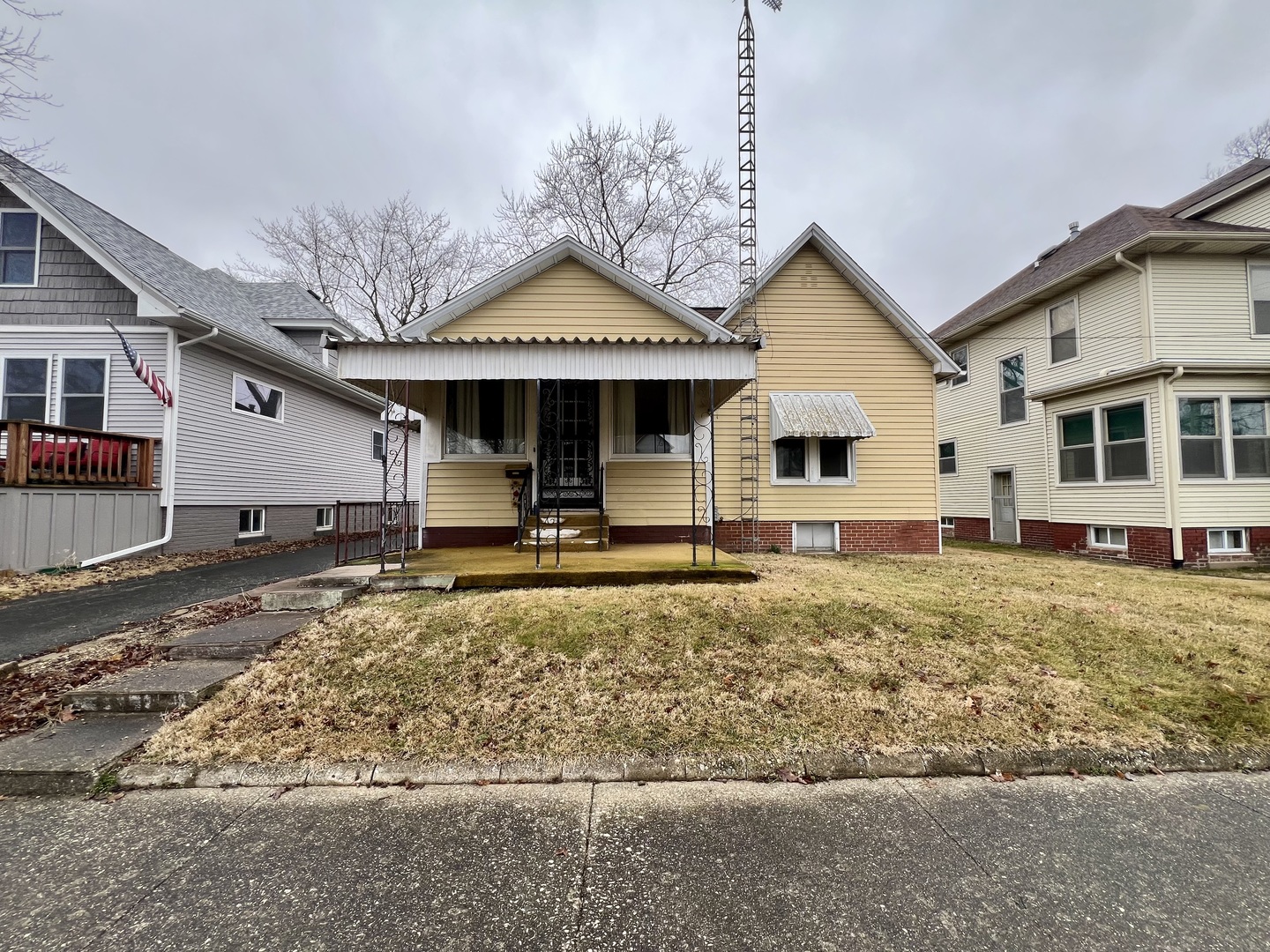 210 N Oak St Property Photo