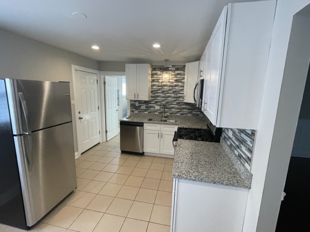 9720 S Emerald Street Property Photo 3