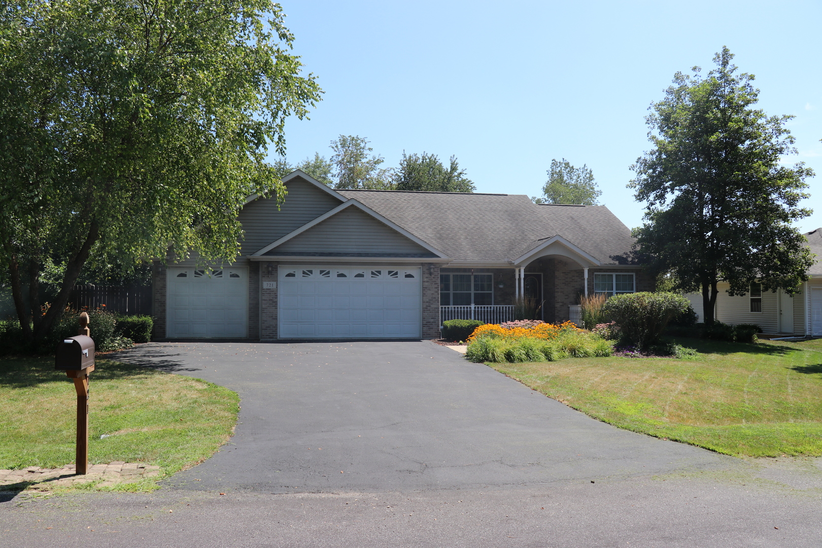 226 Real Estate Listings Main Image