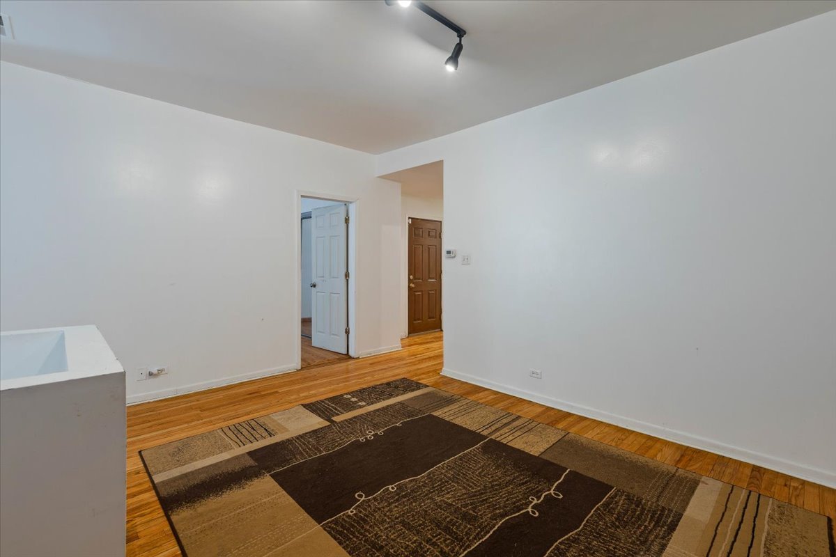 642 E 51st Street 1e Property Photo 4