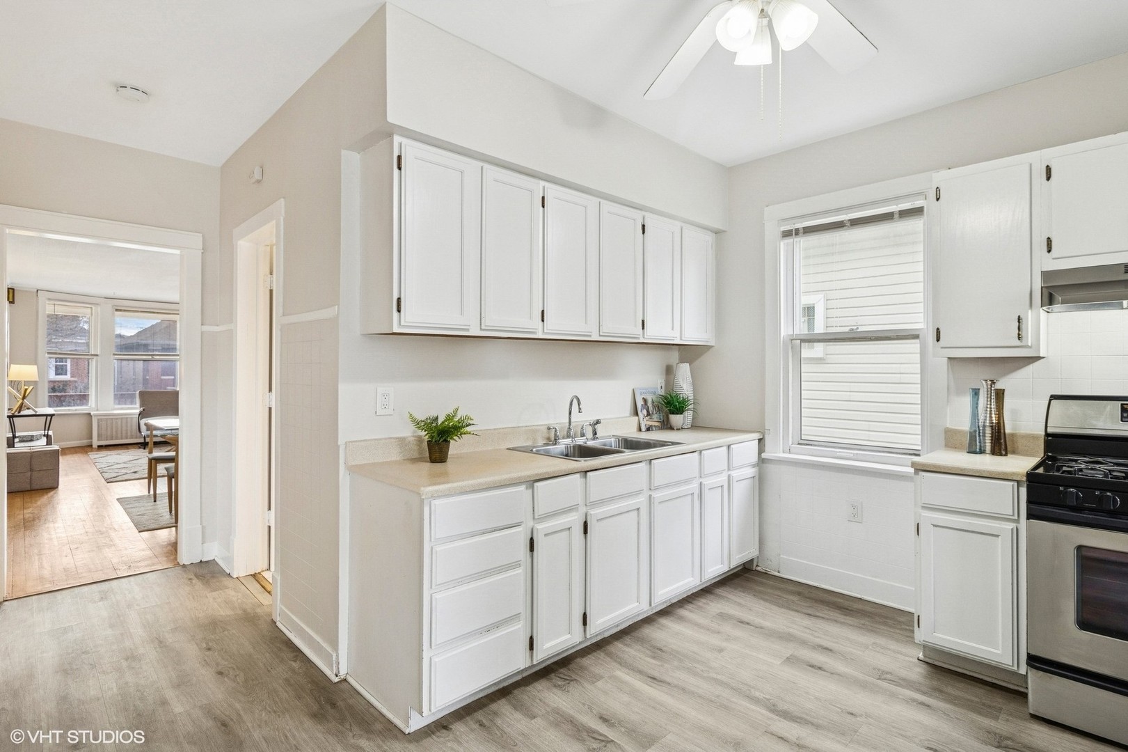 5310 W Waveland Avenue Property Photo 9