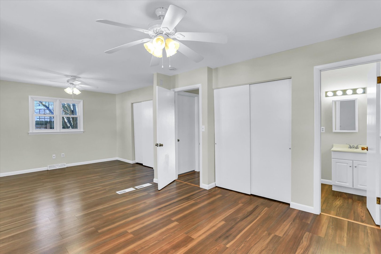1001 E Sunnycrest Drive Property Photo 12
