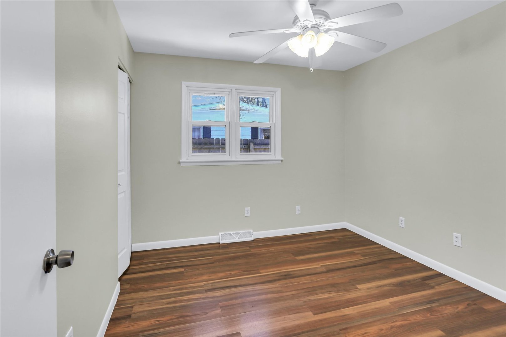 1001 E Sunnycrest Drive Property Photo 15