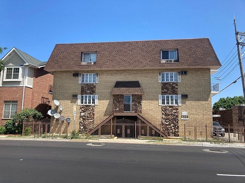 1128 Des Plaines Ave Property Photo