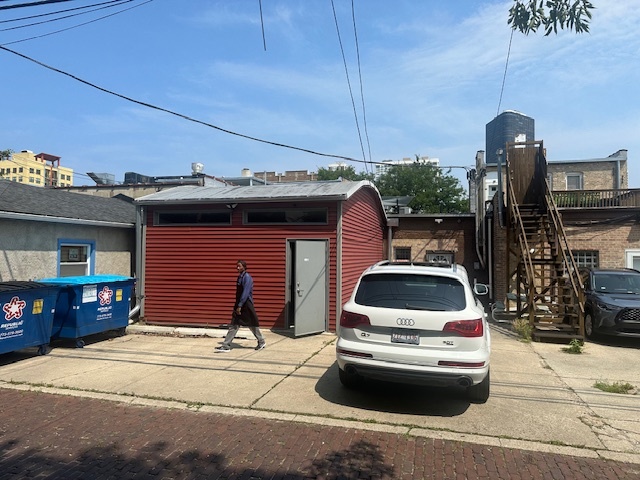 5416 N Broadway Street Property Photo 9