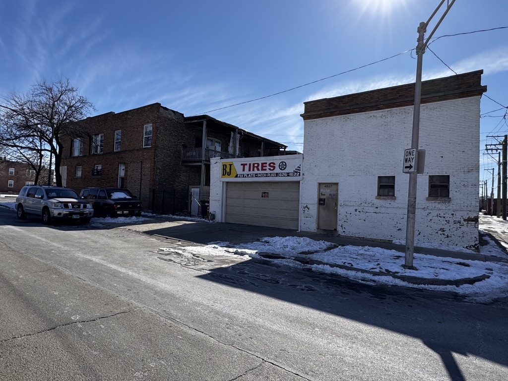 502 S Cicero Avenue Property Photo 2