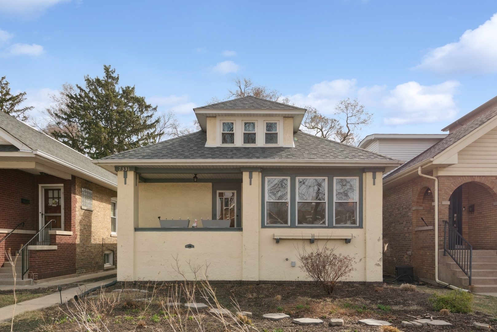 7331 N Oakley Avenue Property Photo