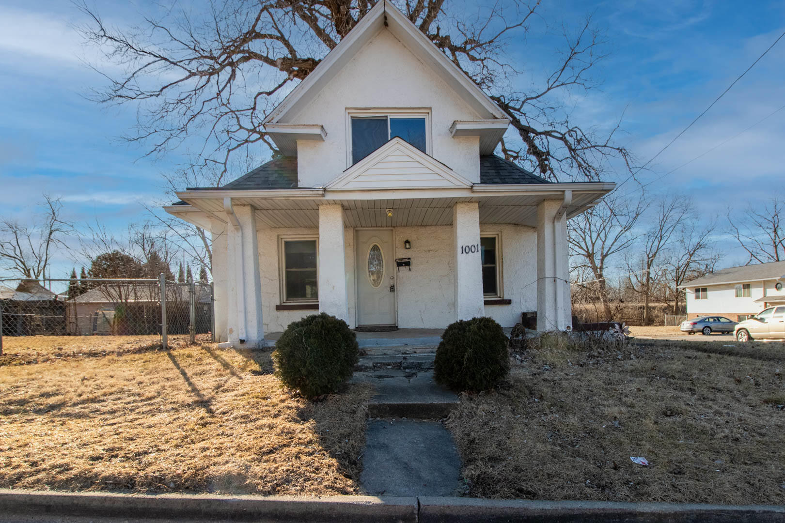 1001 S Hinshaw Ave Property Photo