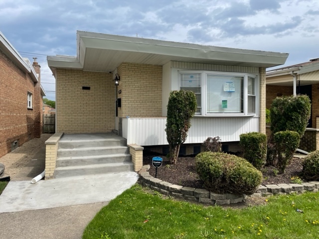 9035 S Oglesby Avenue Property Photo 1