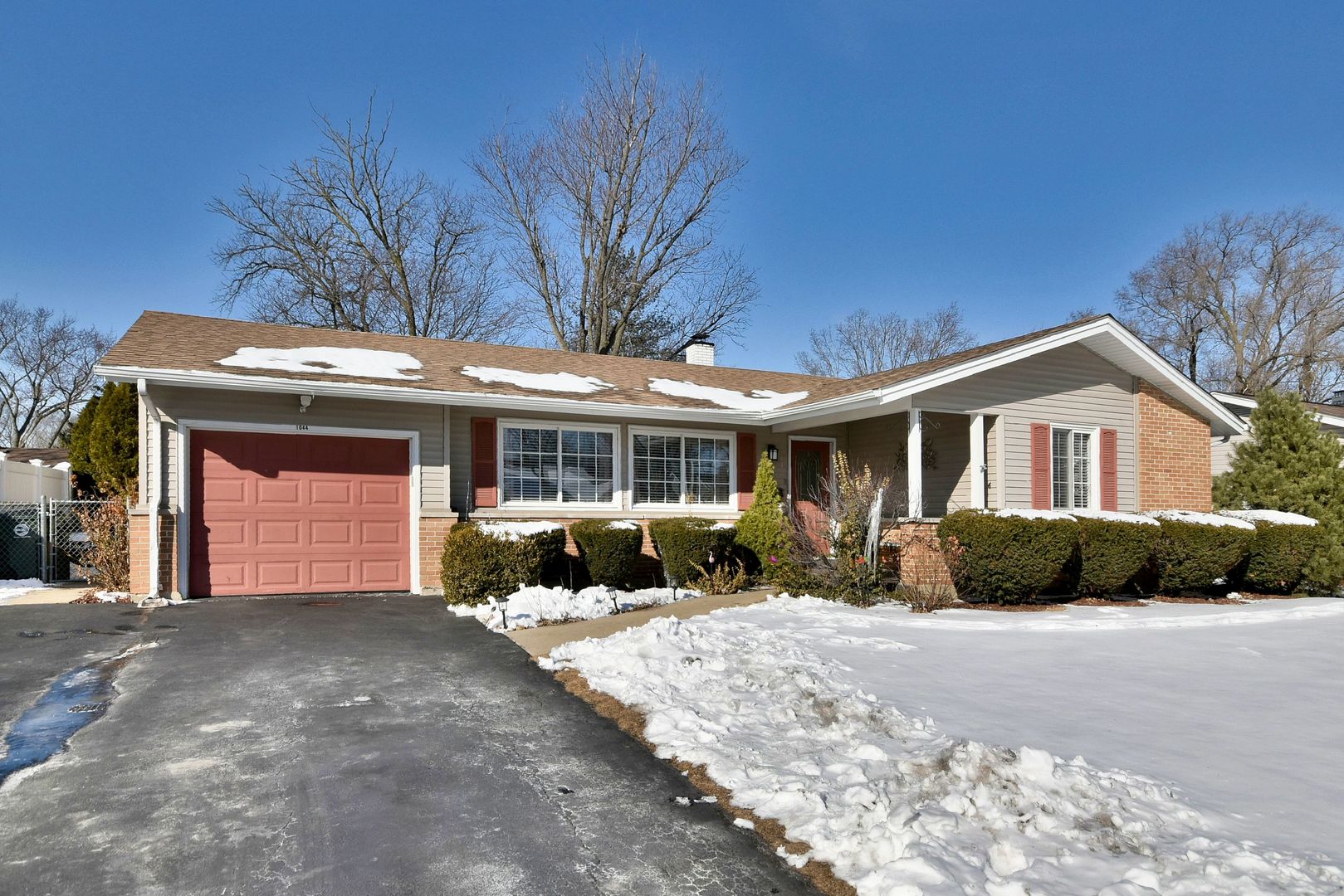 1044 Hartford Lane Property Photo 1