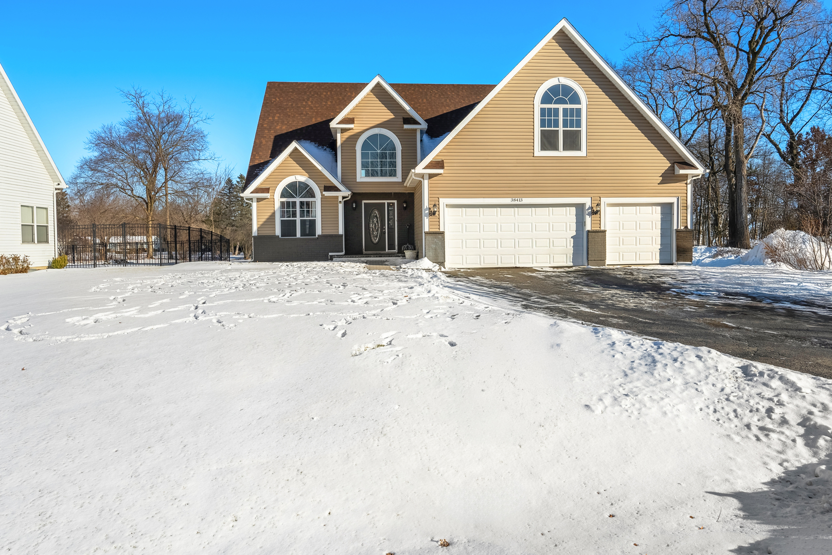 38413 N Creek Court Property Photo