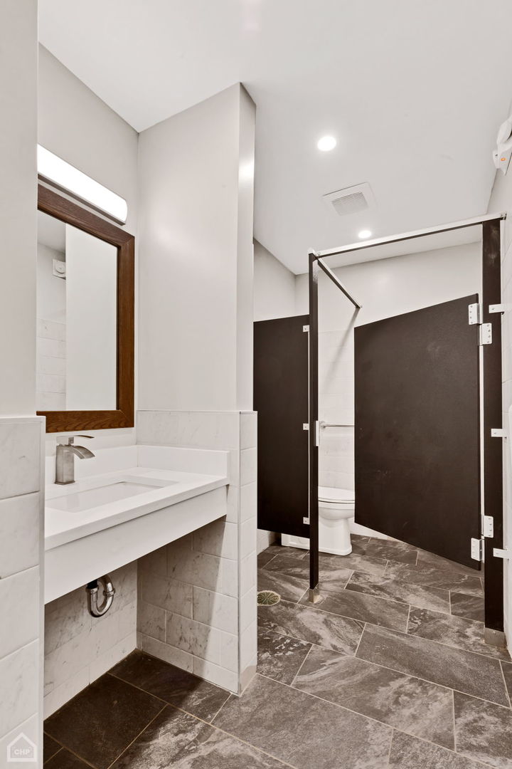 4544 N Western Avenue Property Photo 27