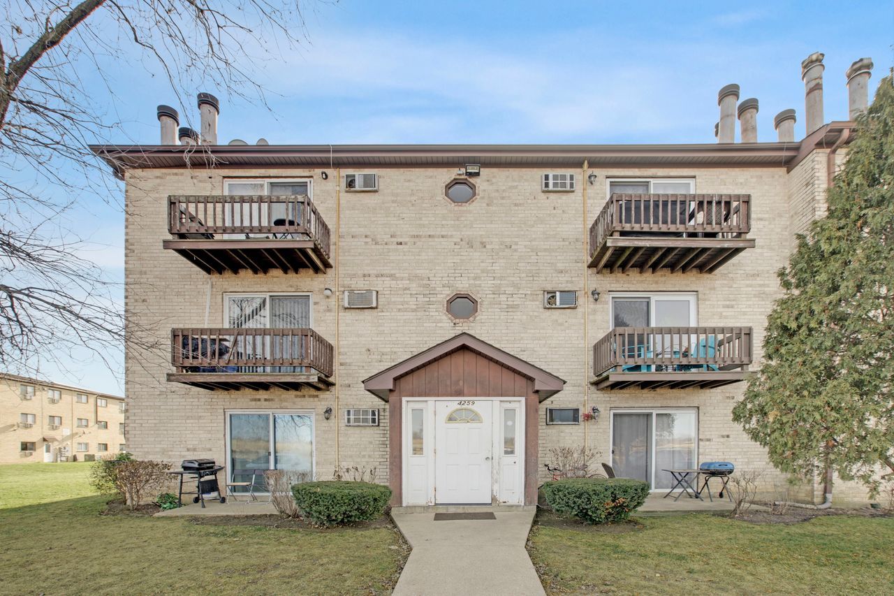 Arlington Grove Real Estate Listings Main Image
