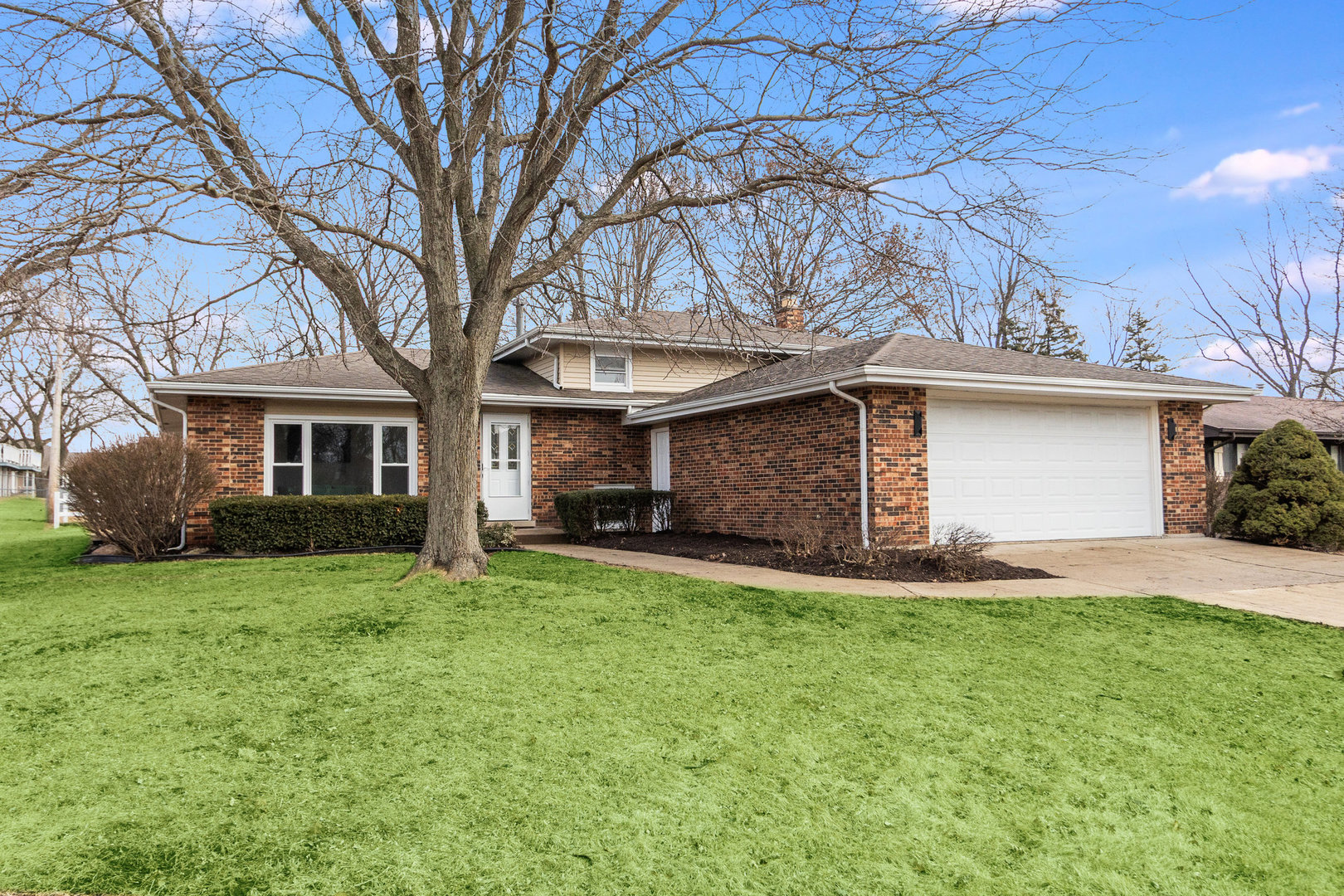 637 N Locust Street Property Photo