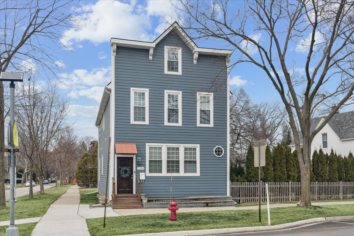 1334 Wilmette Avenue Property Photo